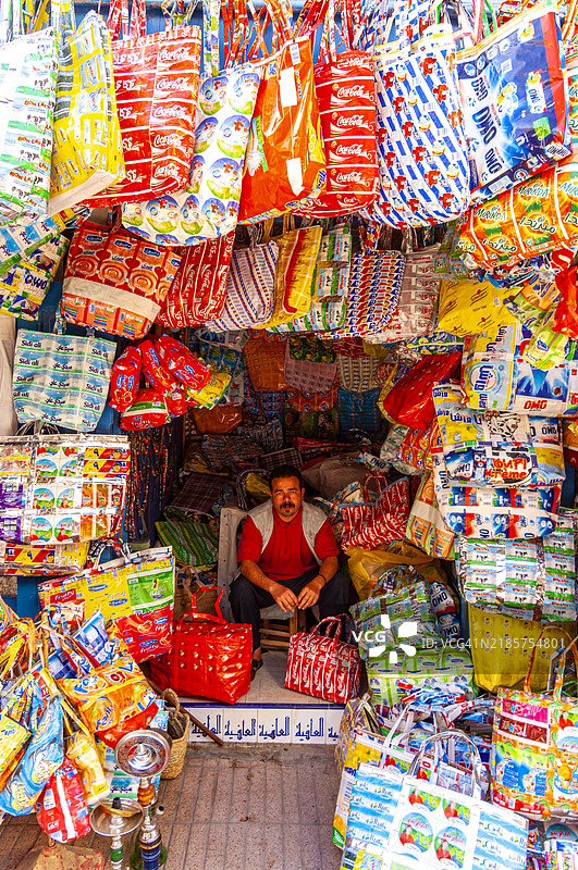 摩洛哥，埃萨维拉，梅迪纳的阿拉尔·本·阿卜杜拉街上的商店图片素材