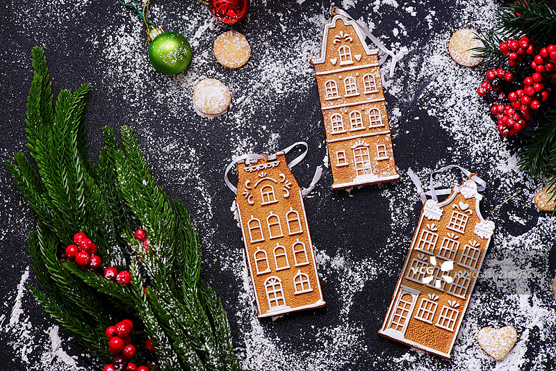 高角度视图的圣诞装饰品放在桌子上图片素材