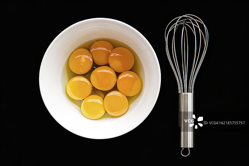 一个白色碗里装着几颗光滑蛋黄的生鸡蛋图片素材