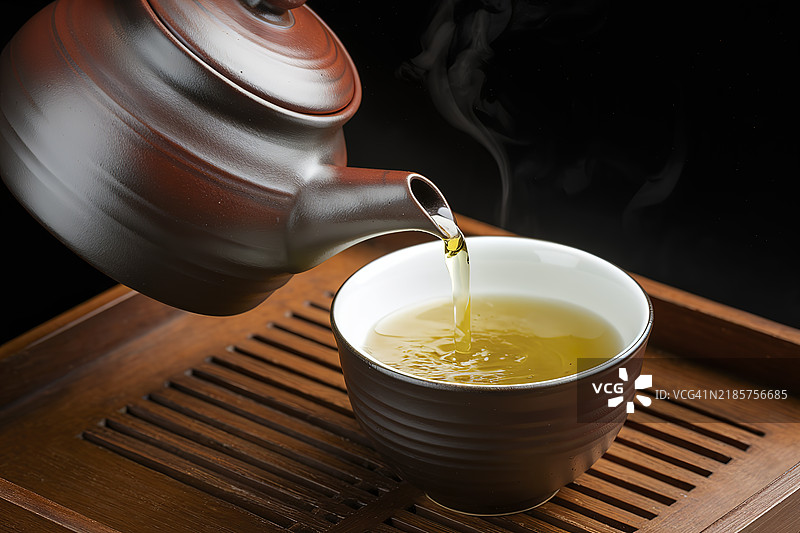 一个陶瓷茶壶和一杯绿茶图片素材