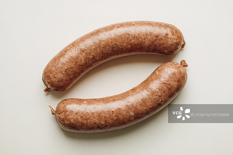 两根香肠在白色背景上图片素材