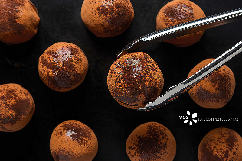 各种巧克力糖果松露的照片，背景为黑色图片素材