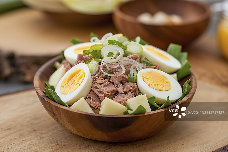 一碗盛有煮鸡蛋、金枪鱼、葱和煮土豆的照片图片素材