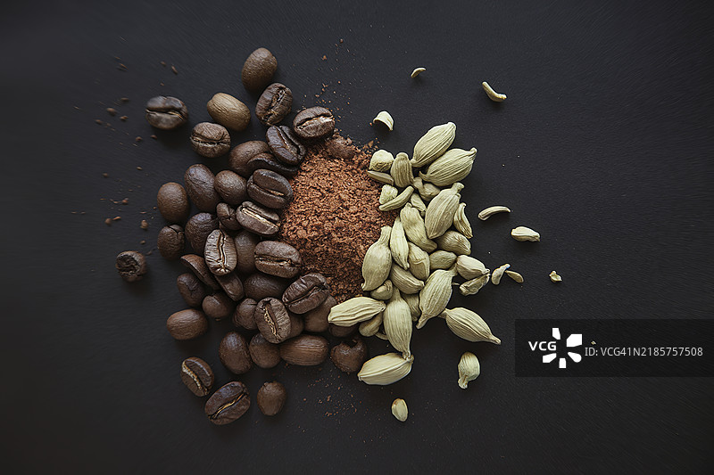 一杯新鲜研磨的黑咖啡和豆蔻的照片图片素材