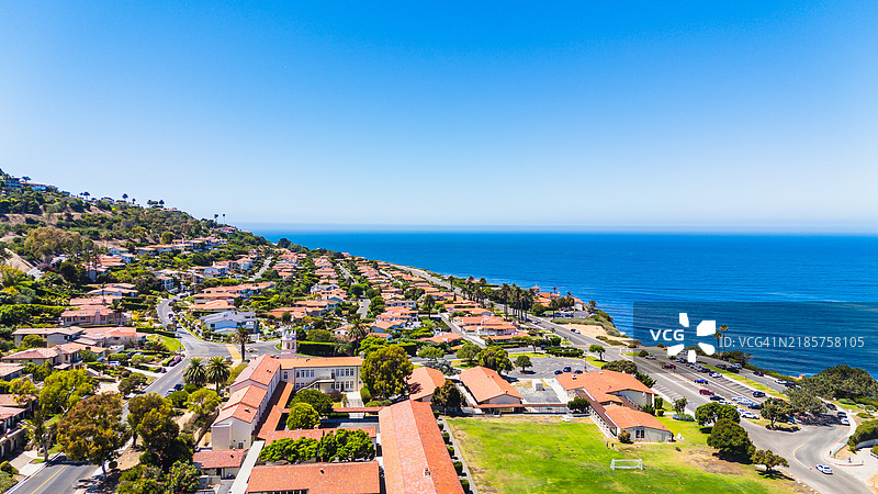 维森特角灯塔，洛杉矶，海边小镇的高角度视图，背景是晴朗的蓝天，加州帕洛斯维尔德斯庄园，美国图片素材