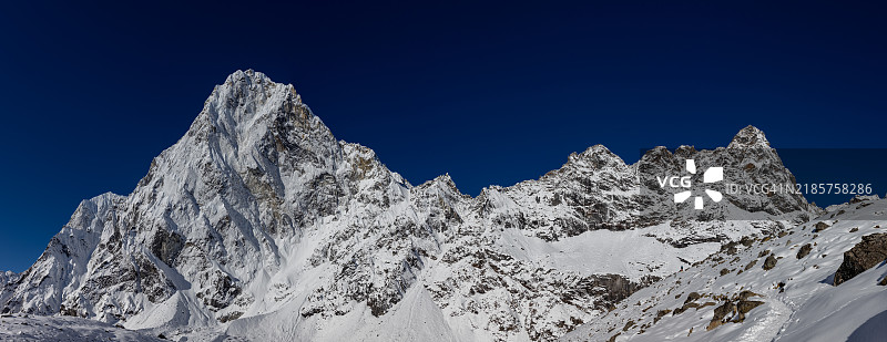 喜马拉雅山脉在珠穆朗玛峰大本营徒步旅行中的美丽风景图片素材