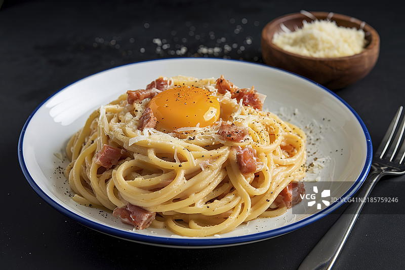 经典意大利碳ara意面配蛋黄放在盘子里图片素材