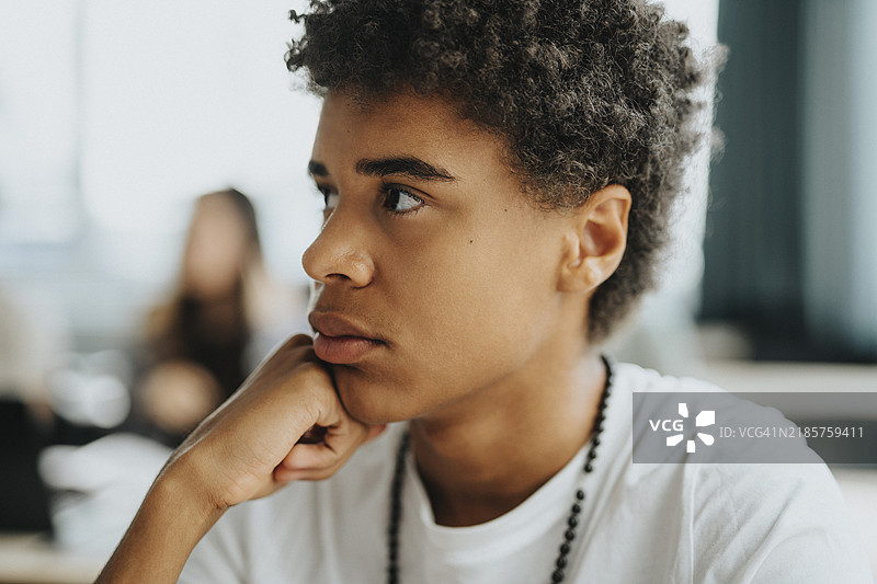 高中男学生用手托着下巴图片素材