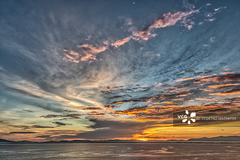 海洋与戏剧性天空的美丽景色图片素材