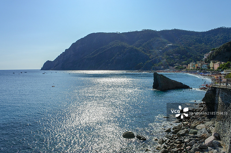 清澈天空下的海景，蒙特罗索阿尔马雷，利古里亚，意大利图片素材