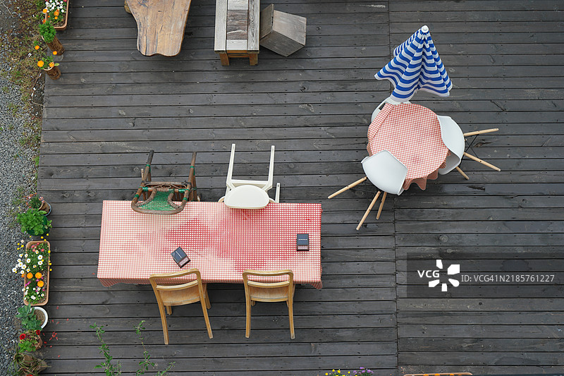 从正上方拍摄的韩国躺椅和桌子图片素材