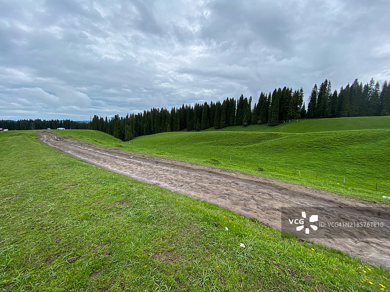 山脉与牧场图片素材