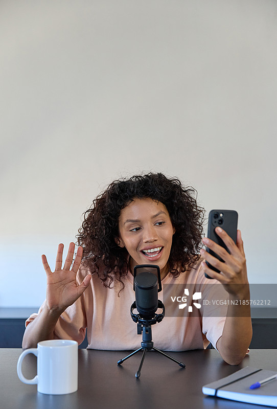 拉丁美洲女性在家录制播客图片素材