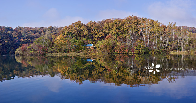 秋天湖边的树木与天空相映成趣图片素材
