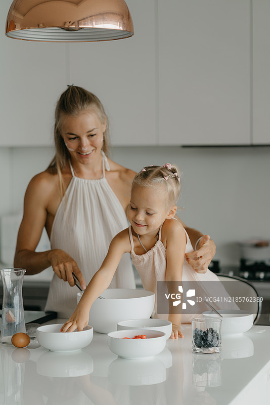 母女在厨房里亲密互动，享受快乐时光图片素材