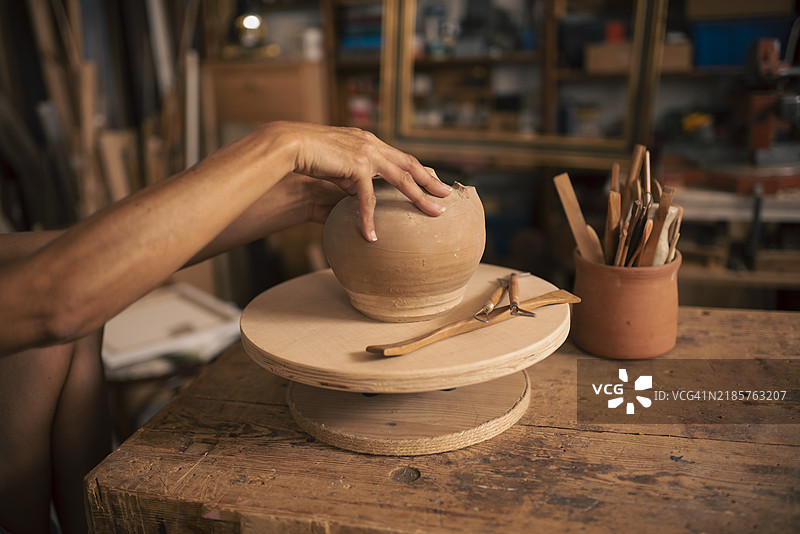 在工作坊中用手捏制陶土图片素材