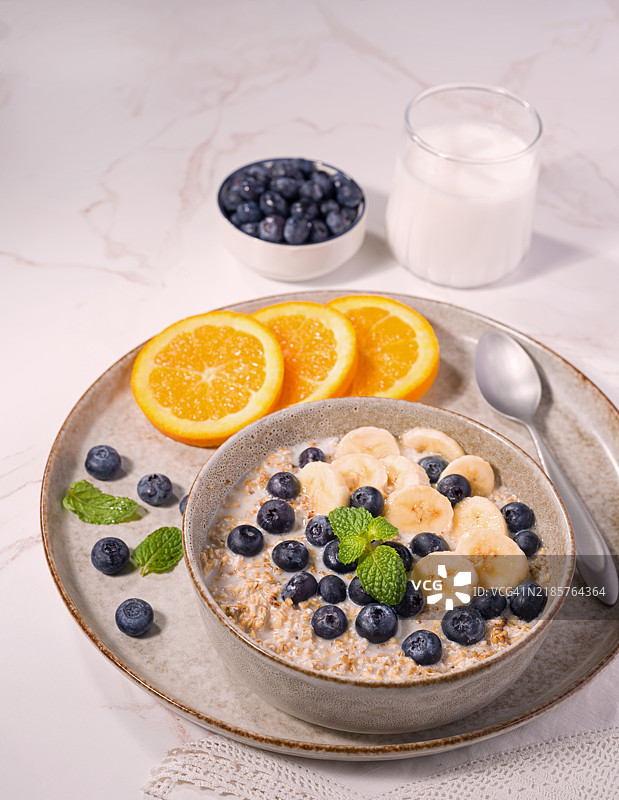 切割燕麦配香蕉、蓝莓和杏仁奶，植物性饮食，留白，弗吉尼亚州马纳萨斯，美国图片素材