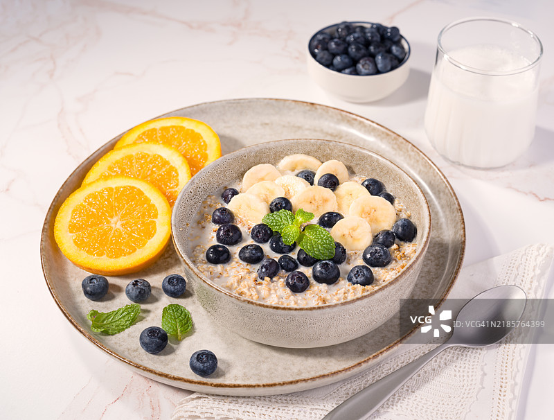 切割燕麦配香蕉、蓝莓和杏仁奶，植物性饮食，留白，弗吉尼亚州马纳萨斯，美国图片素材