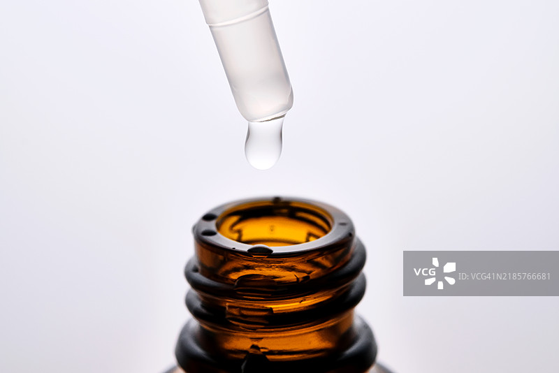 棕色化妆品瓶的特写，带有滴管图片素材