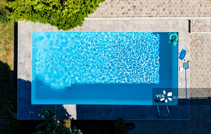 游泳池和豪华别墅的俯视图图片素材