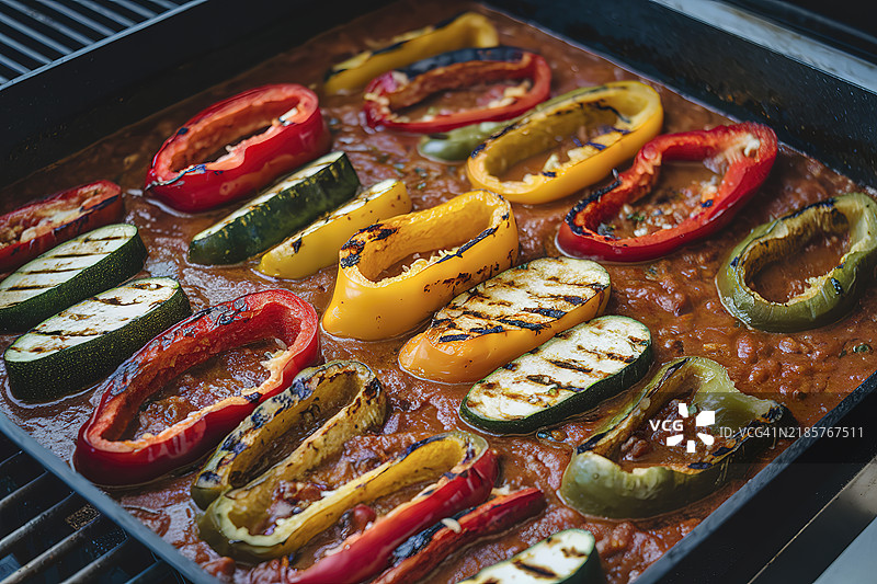 一个装有切片调味蔬菜炖菜的烤盘图片素材