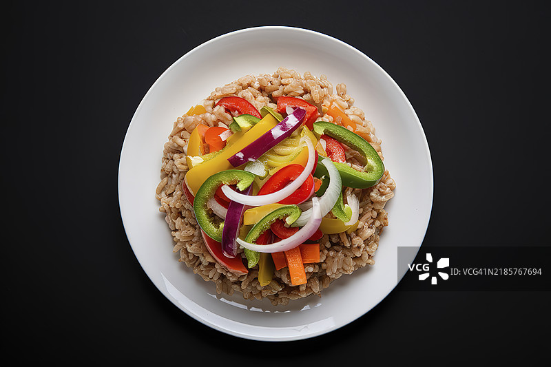 一张孤立的白色盘子，上面盛着健康的米饭和蔬菜图片素材