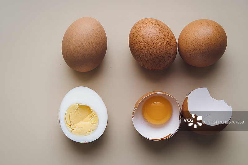 高角度视图的桌子上的鸡蛋图片素材