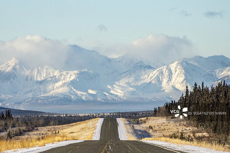 山中公路与新雪覆盖的森林图片素材