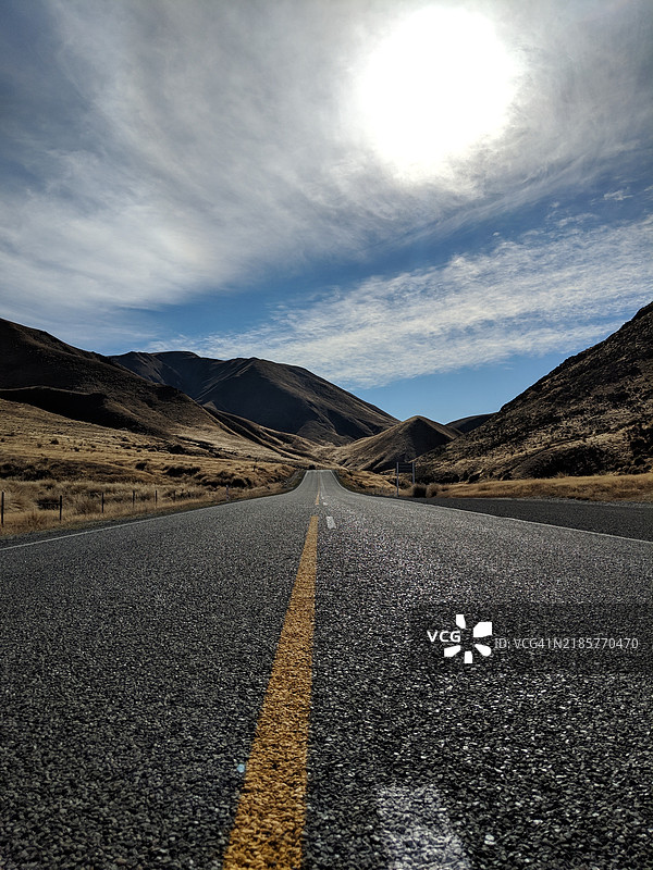 通往山脉的空旷道路，林迪斯山口，坎特伯雷，新西兰图片素材