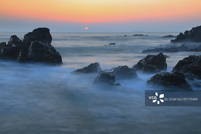 韩国日出时分海天一色的美丽景色图片素材