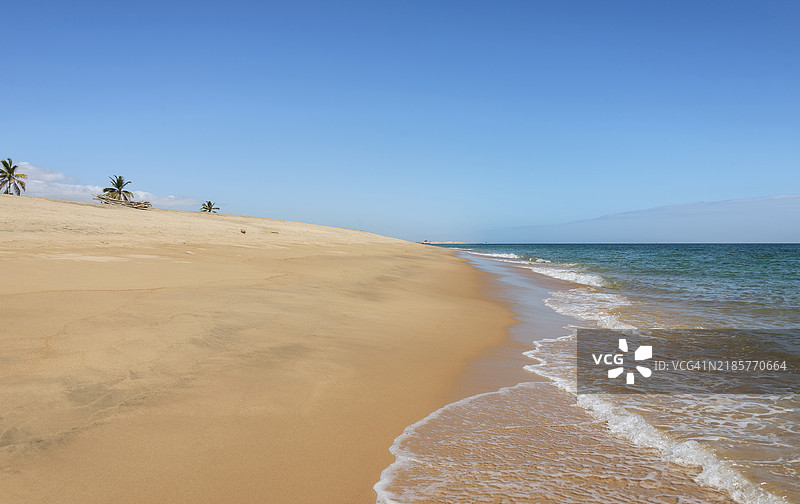 安哥拉清澈天空下的海滩美景图片素材