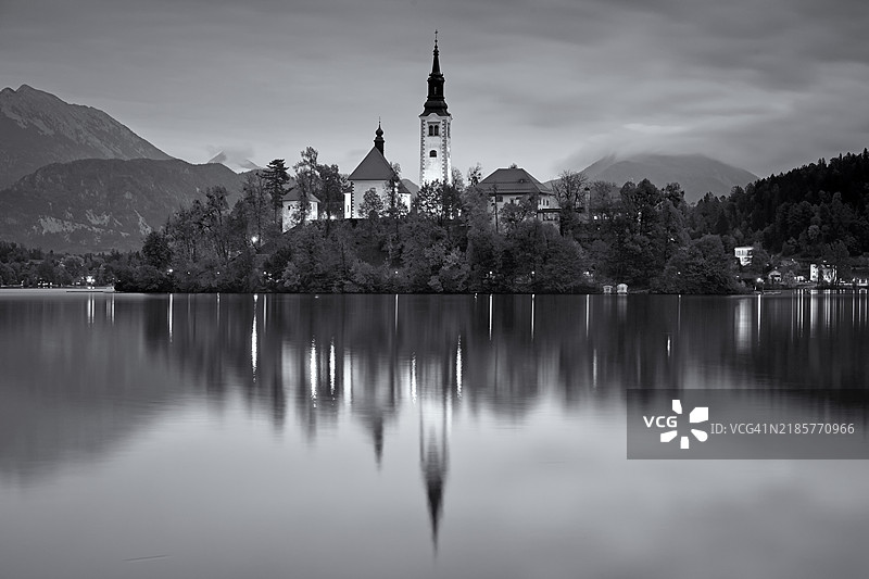 湖边建筑与天空的美丽景色图片素材