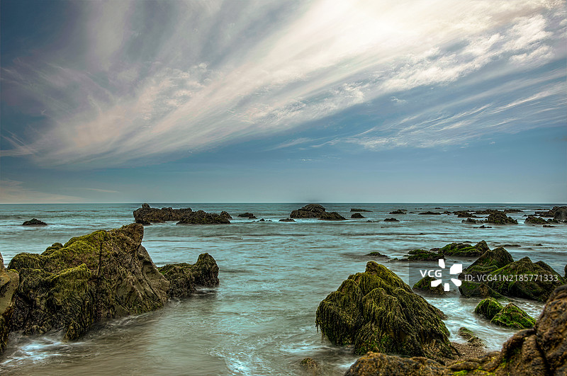 加利福尼亚州坎布里亚的海洋与天空的美丽景色图片素材