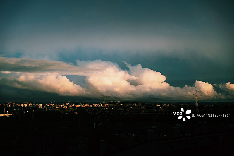 日落时分，西班牙马德里社区的城市全景与天空相映成趣图片素材