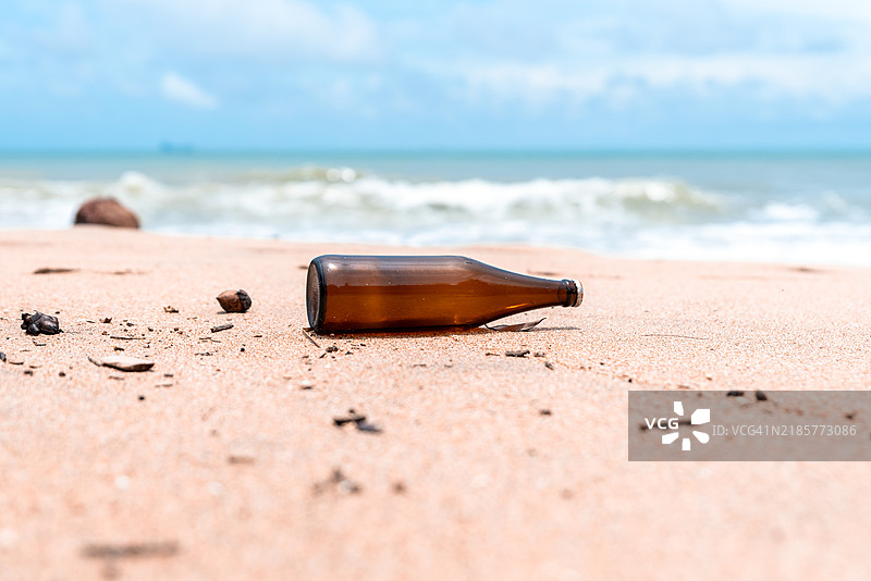 泰国海滩上的玻璃瓶图片素材