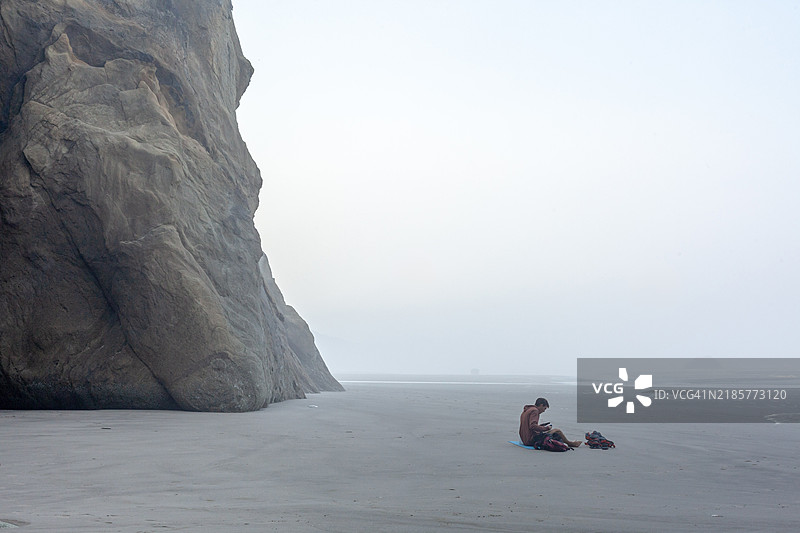 摄影师在雾气弥漫的日子里探索崎岖的海岸线图片素材
