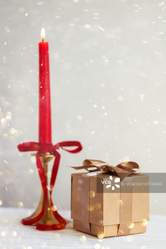 静物画：圣诞礼物与蜡烛。图片素材