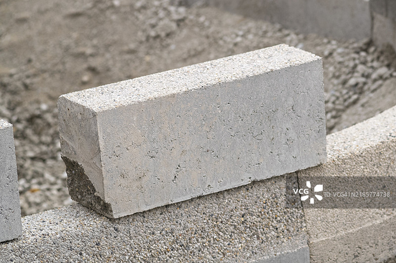 建筑工地上的混凝土路缘石图片素材