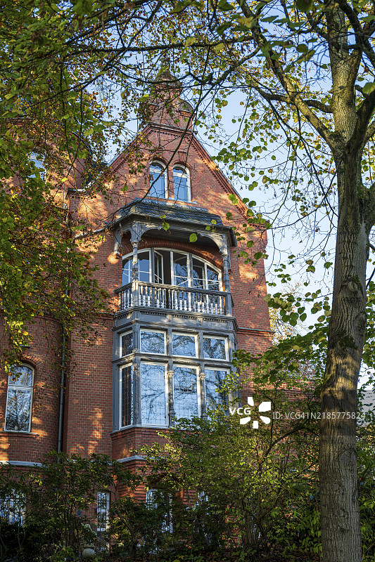 秋天的树木间的砖别墅，充满魔幻气息，布里勒区，埃尔伯费尔德，伍珀塔尔图片素材