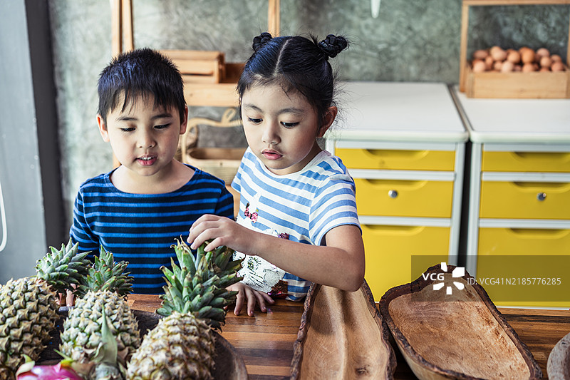 学生和朋友们在学校课堂上学习烹饪。图片素材