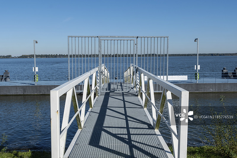 河上的锁闭栅栏的登船平台图片素材