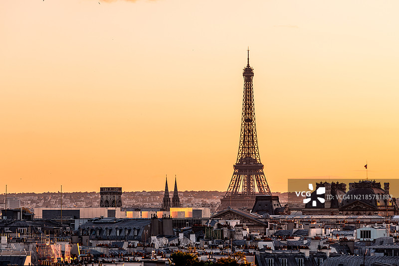 埃菲尔铁塔和巴黎天际线在日落时分，法国图片素材