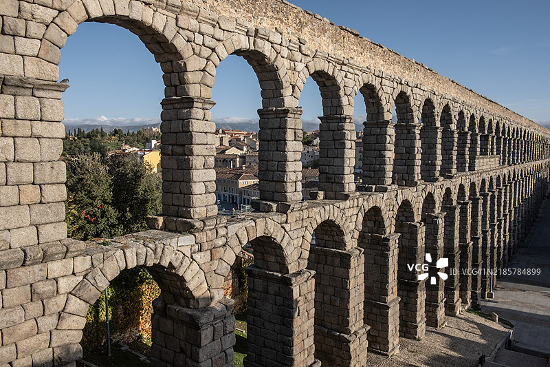 塞戈维亚水道。罗马水道，直到1973年为西班牙城市塞戈维亚输送水源。其建造可追溯到公元2世纪初，即图拉真皇帝统治末期。它穿过阿索赫霍广场。图片素材
