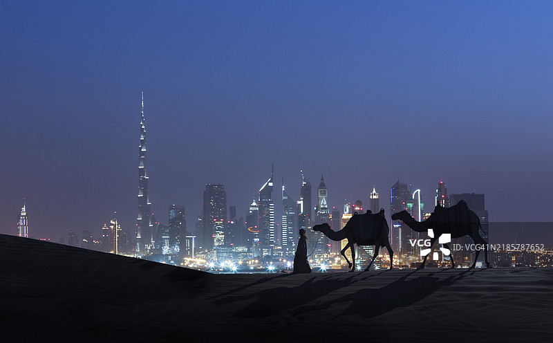 阿拉伯男子在未来城市中引领骆驼队。图片素材