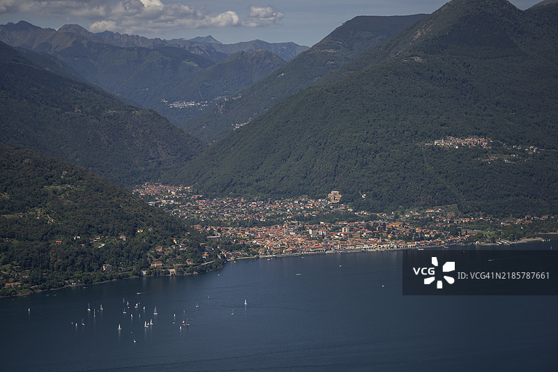 意大利湖畔的传统村庄图片素材