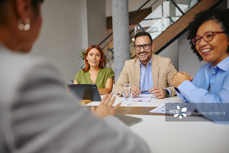 专业人士在办公室环境中进行的协作商务会议图片素材