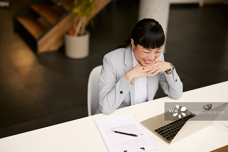 日本女商人在现代工作空间进行视频通话图片素材