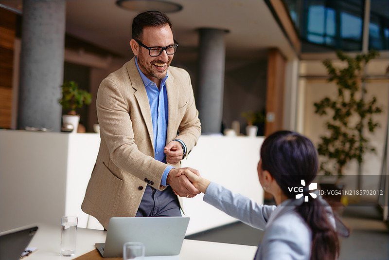 多元化商业团队在会议中握手的瞬间图片素材
