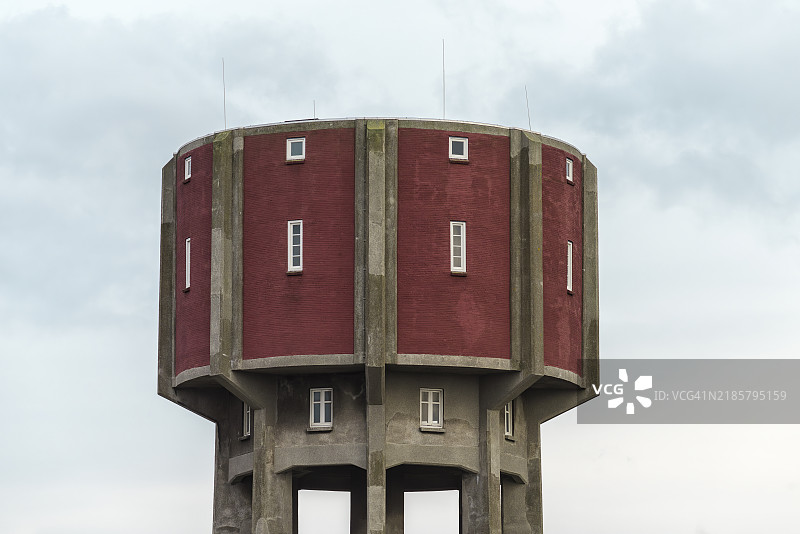 古老的荷兰水塔与密布的乌云背景图片素材