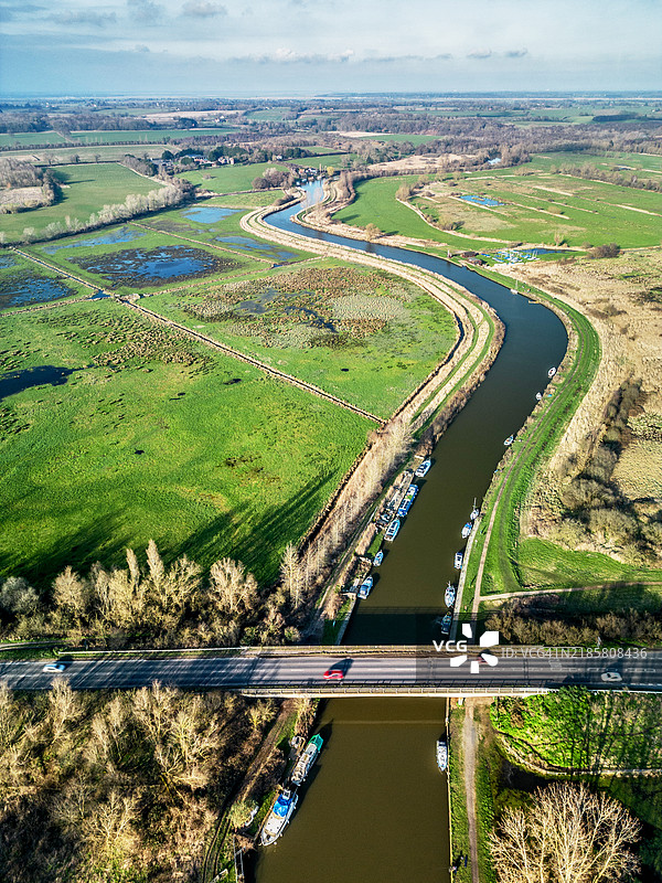 从无人机视角俯瞰英国萨福克贝克尔斯附近的韦弗尼河图片素材